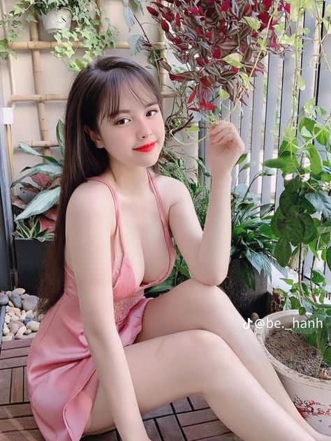 男女在车内脱裤做私密之事